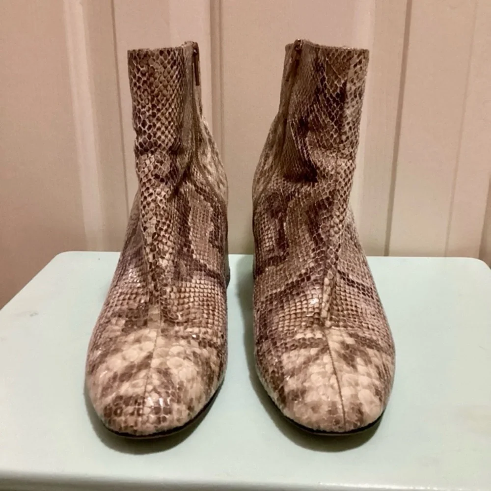 Chinese Laundry Women’s Size 9 Block Heel Snake Skin Daria Ankle Booties EUC - Picture 3 of 11